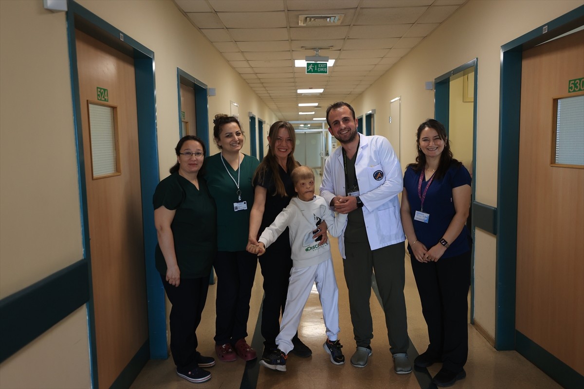 Ülkesindeki savaş nedeniyle 3 yıl önce tedavisi amacıyla Türkiye'ye getirilen 10 yaşındaki...