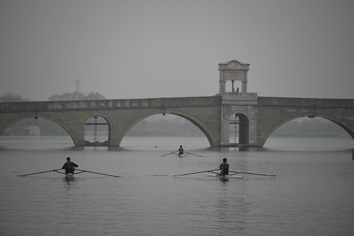 Uluslararası Meriç Kürek Yarışları, Edirne'de başladı.