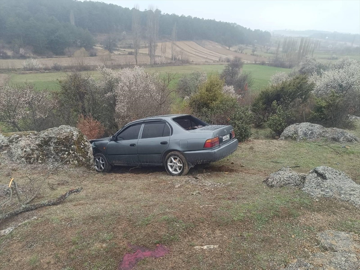 Uşak'ın Banaz ilçesinde şarampole devrilen otomobilin sürücüsü tedavi gördüğü hastanede hayatını...