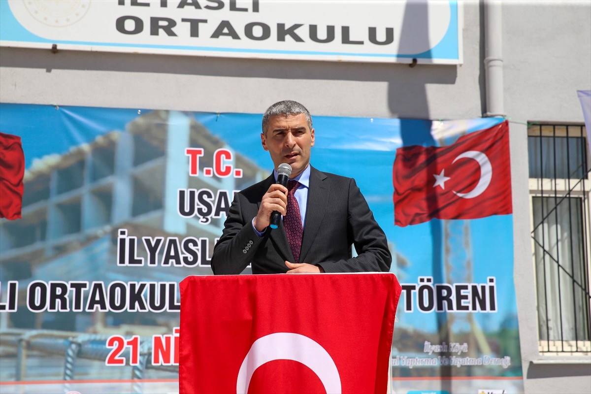 Uşak'ta hayırseverler tarafından yaptırılan 8 derslikli ortaokulun temeli atıldı.