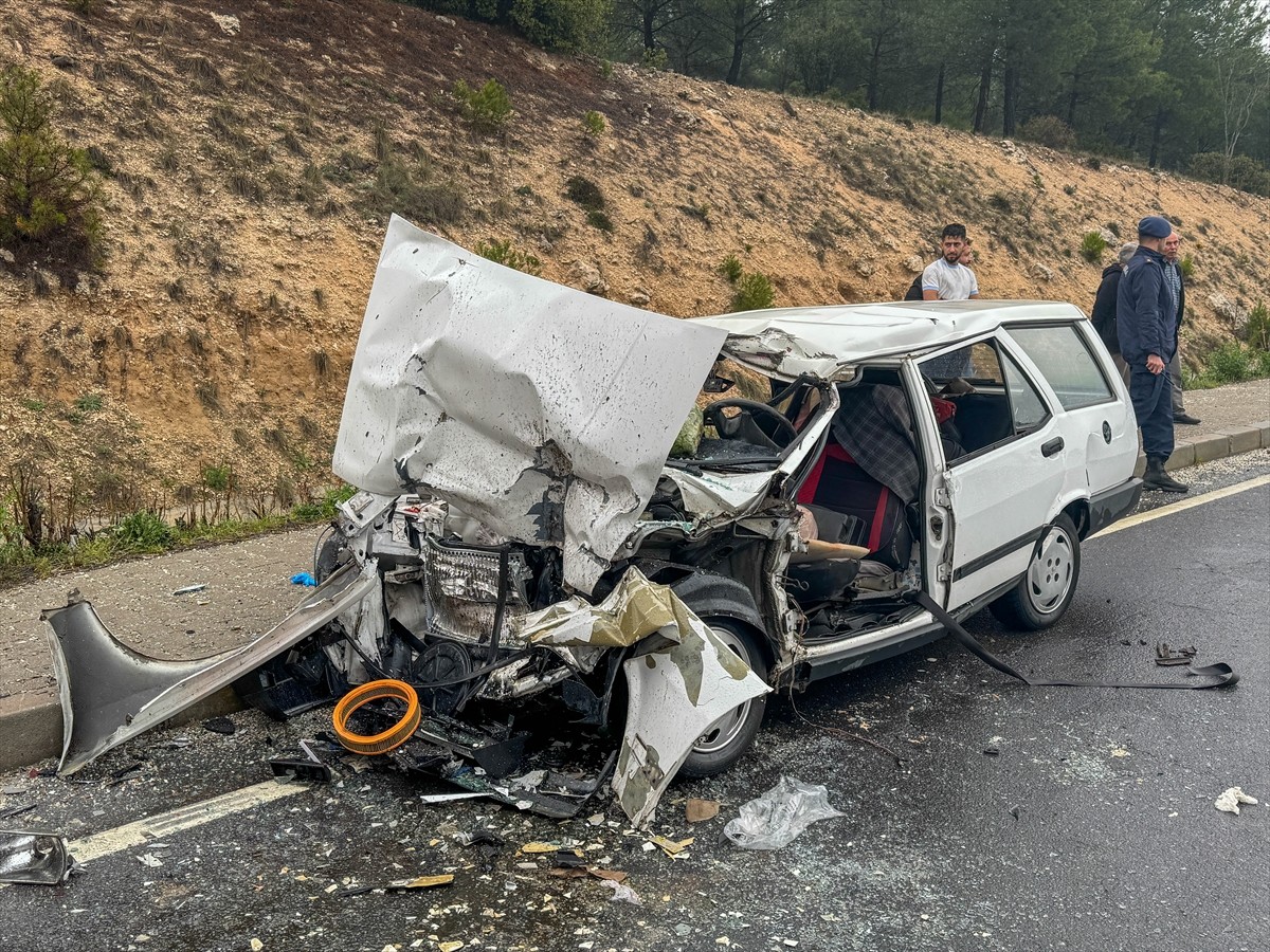 Uşak'ta otomobilin tıra çarpması sonucu ağır yaralanan çift hastaneye kaldırıldı.