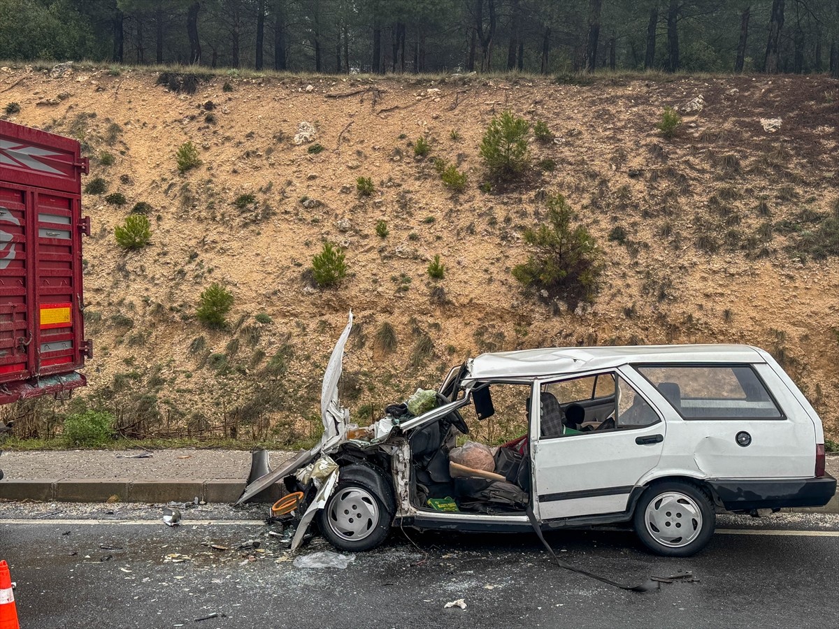 Uşak'ta otomobilin tıra çarpması sonucu ağır yaralanan çift hastaneye kaldırıldı.