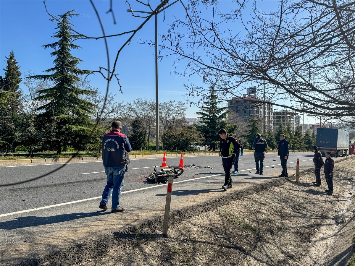 Uşak'ta tırla çarpışan motosikletin sürücüsü hayatını kaybetti. Olay yerine sağlık, polis ve...