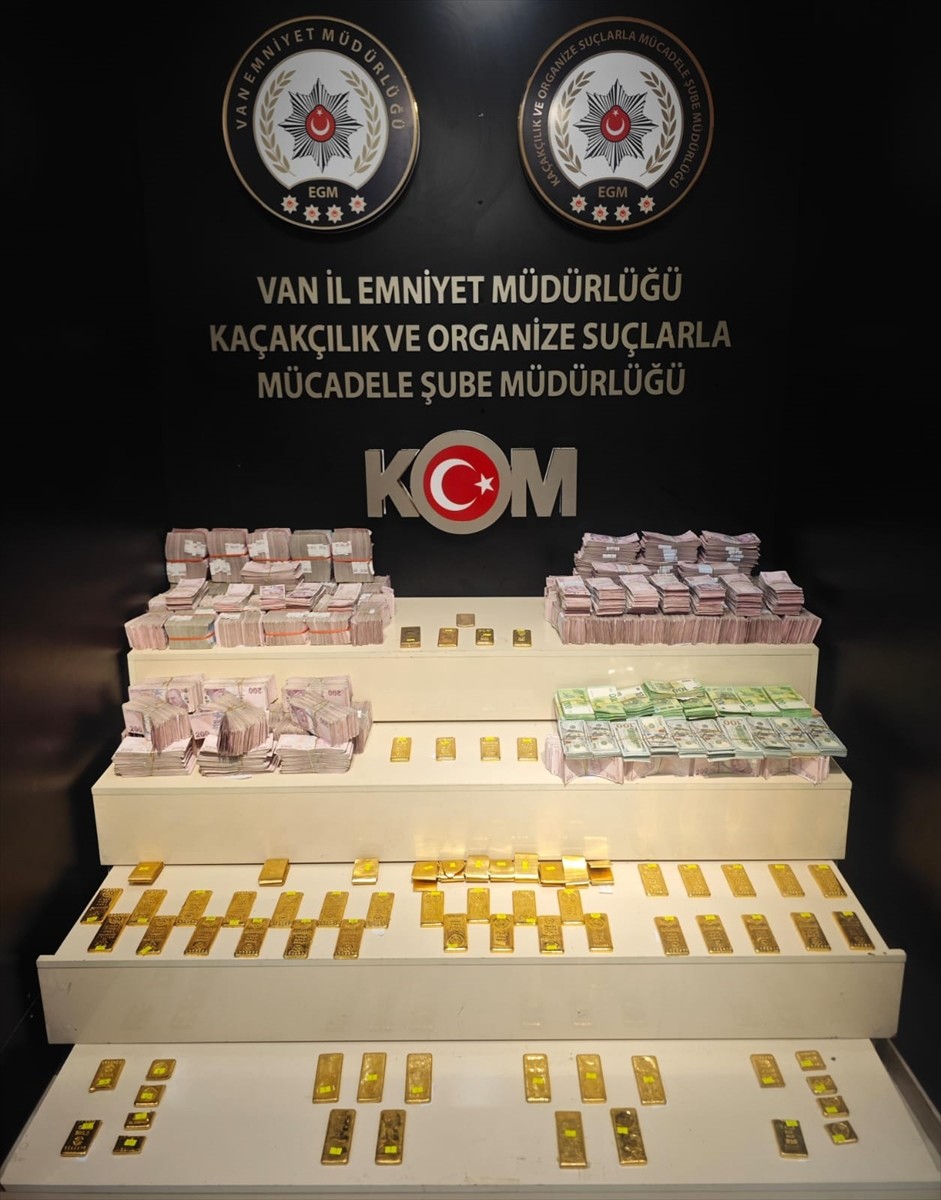 Van'da düzenlenen operasyonda gümrük kaçağı olduğu değerlendirilen 66 kilo 668 gram altın ele...