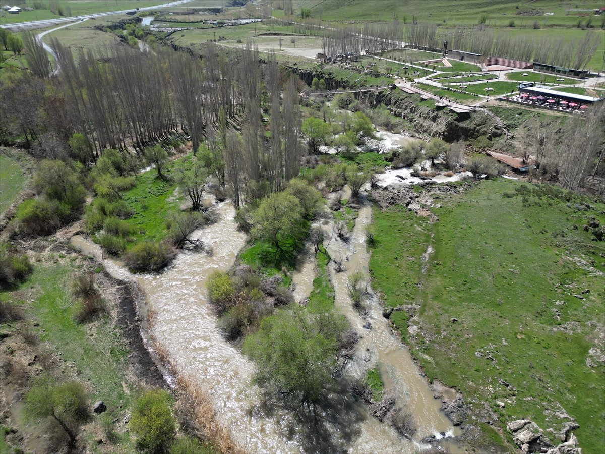 Van'da son günlerde etkili olan yağışlarla debisi yükselen Muradiye Şelalesi, daha coşkulu akan...