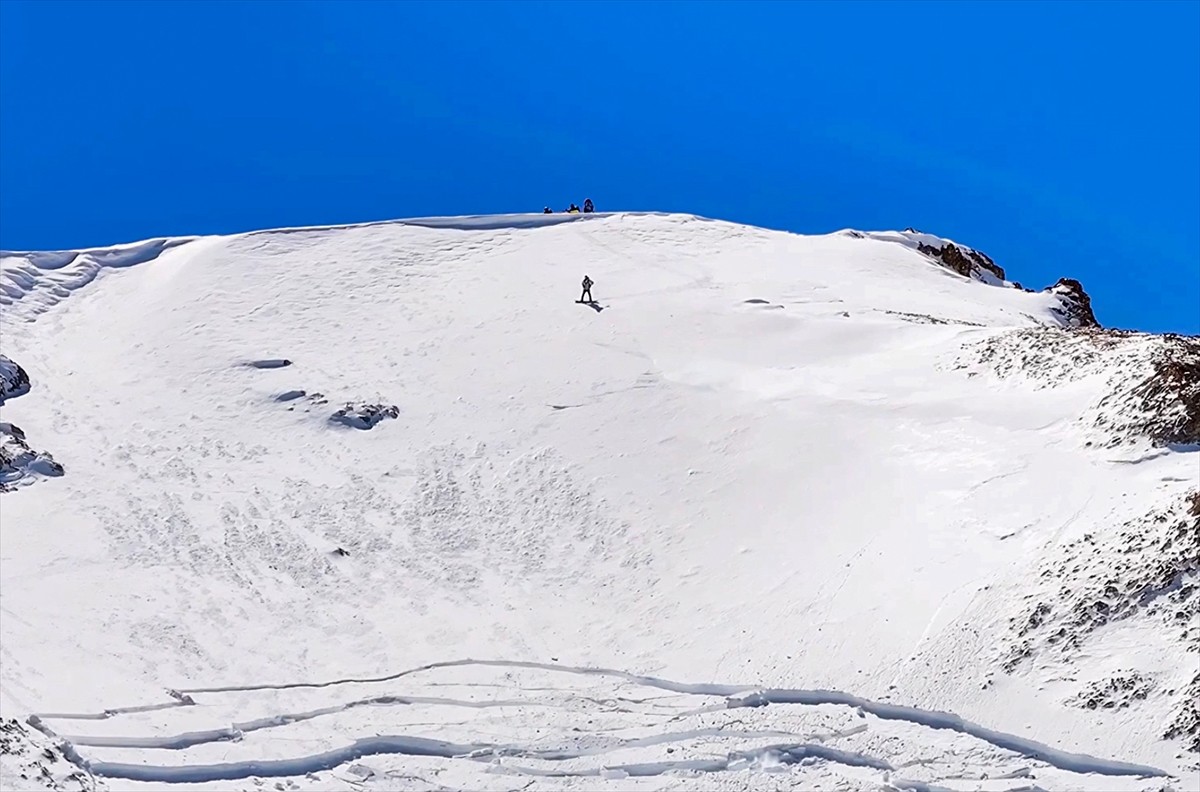Van'ın Gevaş ilçesinde Artos Dağı'nda snowboard yaparken çığın altında kalan kayakçı Şahabettin...