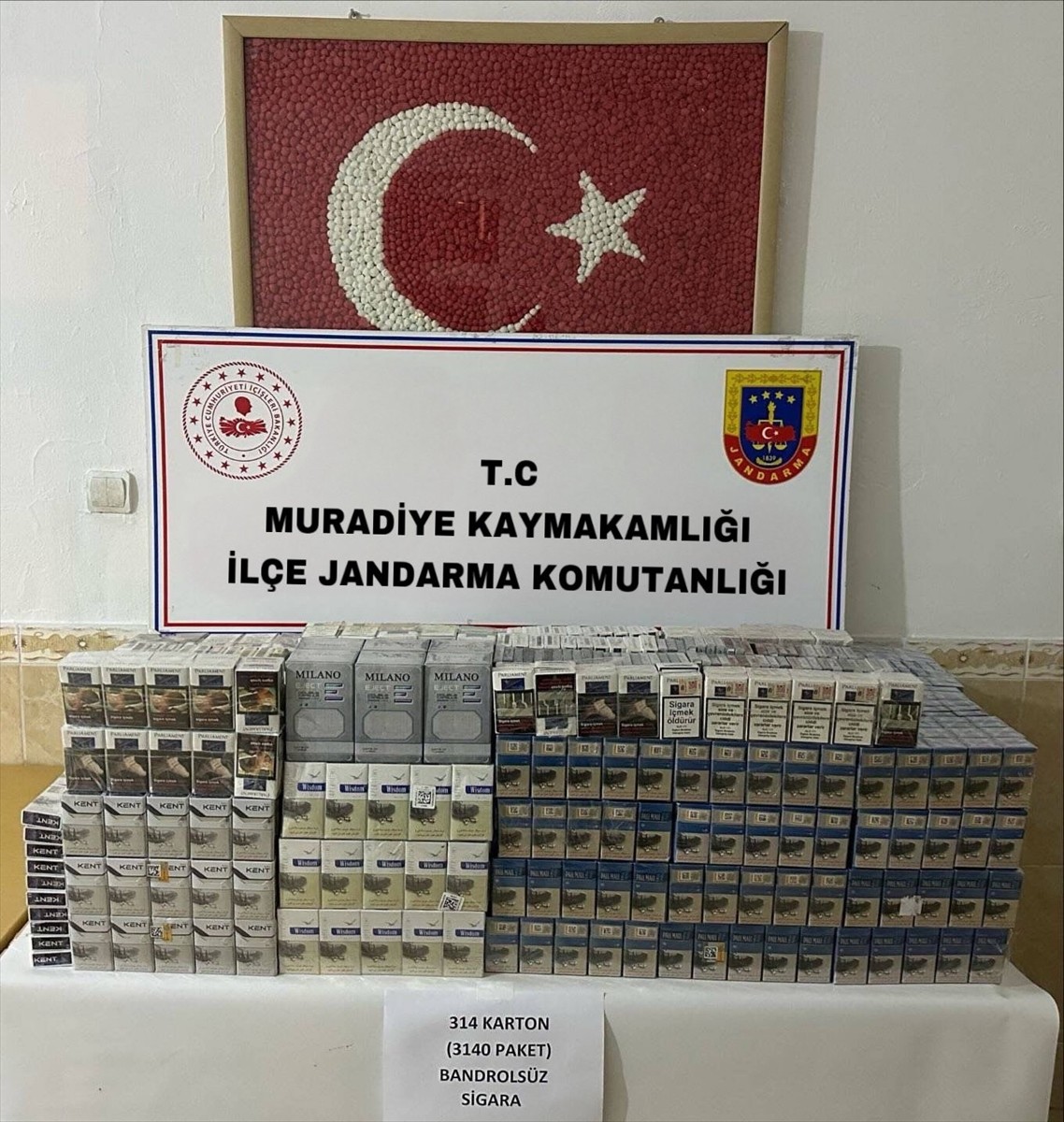 Van'ın Muradiye ilçesinde gümrük kaçağı 3 bin 140 paket sigara ele geçirildi.