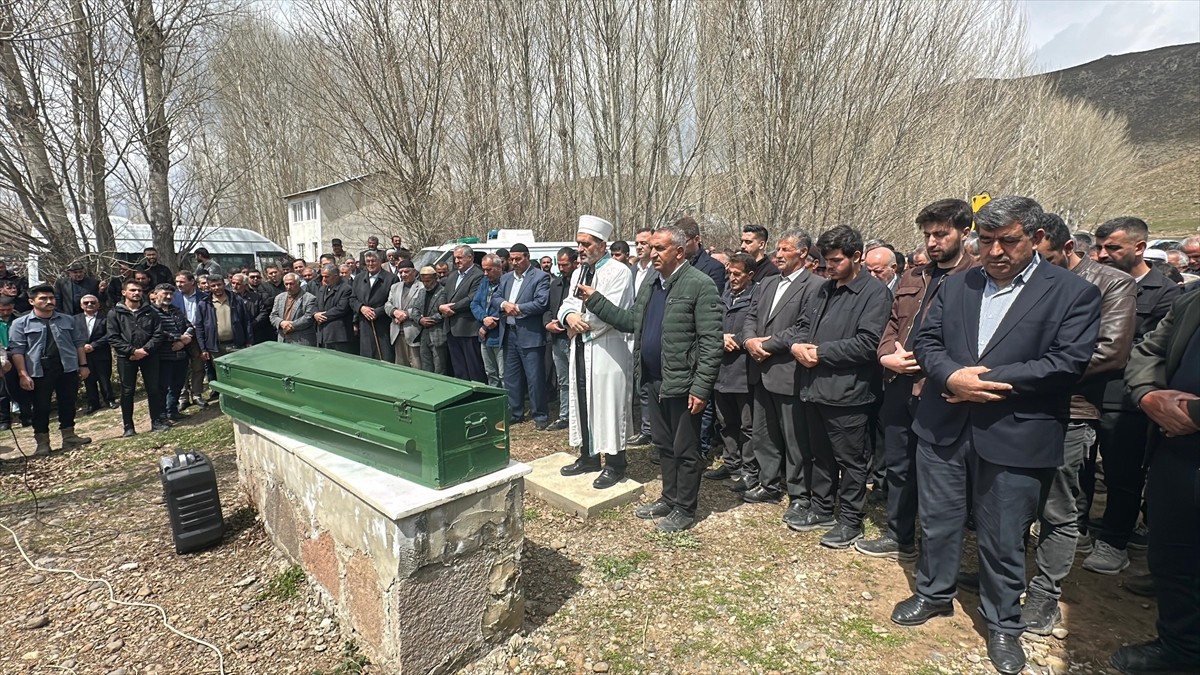 Van'ın Muradiye ilçesindeki trafik kazasında hayatını kaybeden baba ve iki kızı, Erciş Müftüsü...
