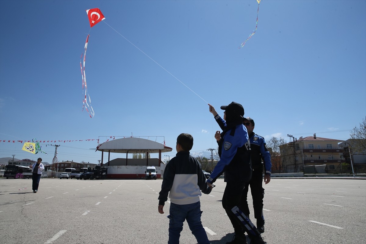 Van Büyükşehir Belediyesi Engelli ve Yaşlı Hizmetleri Daire Başkanlığınca özel gereksinimli...