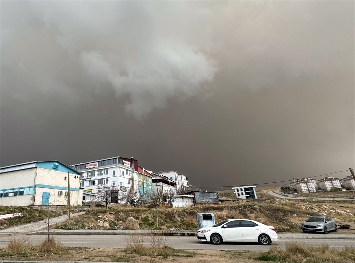 Van semalarında sabah saatlerinde başlayan ve bazı ilçelerde etkisini artıran toz bulutu nedeniyle...
