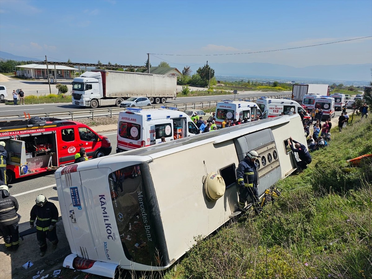Yalova-Bursa kara yolunda yolcu otobüsünün devrilmesi sonucu ilk belirlemelere göre 1 kişi öldü, 2...