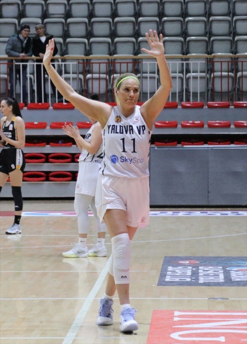 Yalova VİP Kadın Basketbol Takım'ın kaptanı Nazlı Güler (11), 42 yaşında aktif basketbolculuk...
