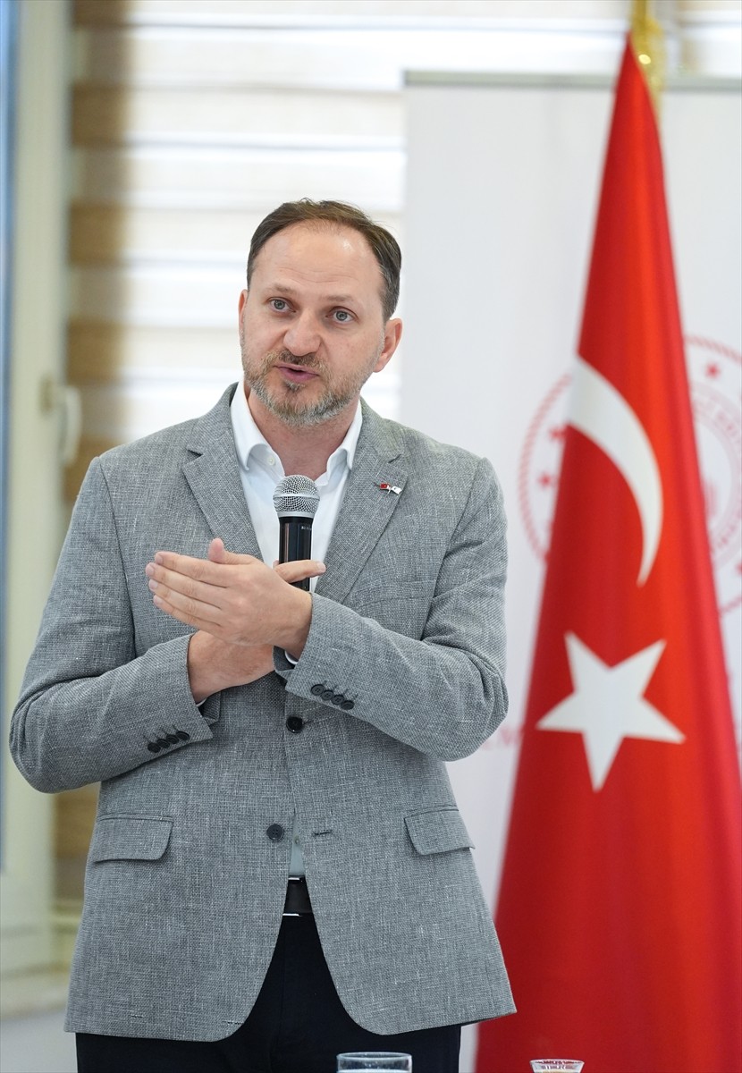 Yeşilay Genel Başkanı Mehmet Dinç, İzmir'in Balçova ilçesindeki bir otelde düzenlenen "Bağımlılık...