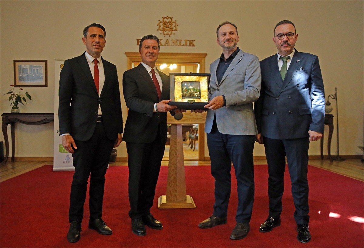 Yeşilay Genel Başkanı Mehmet Dinç, Muğla Büyükşehir Belediye Başkanı Ahmet Aras'ı makamında...