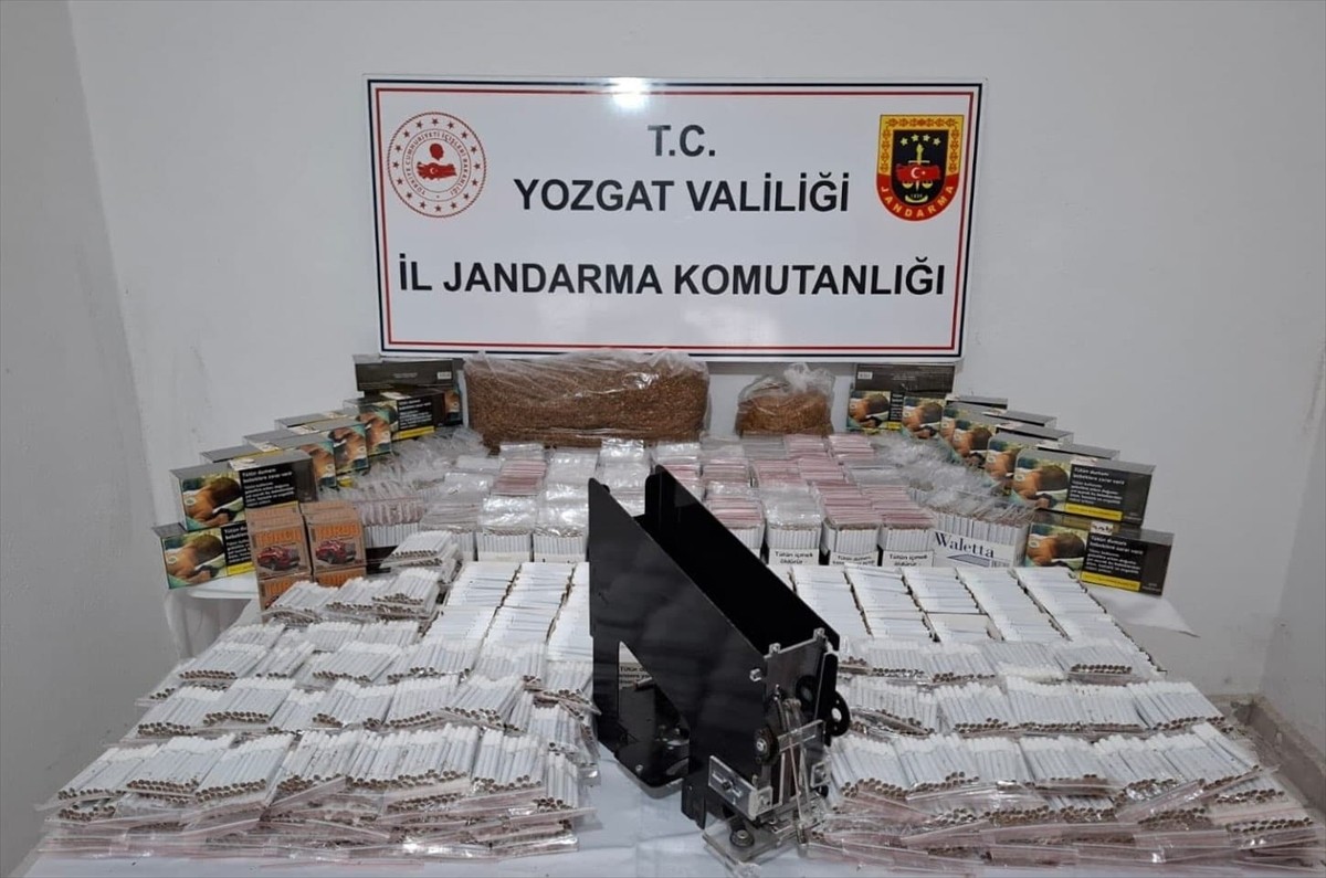 Yozgat'ta jandarma ekiplerince düzenlenen operasyonda, 26 bin 400 makaron (filtreli sigara kağıdı)...