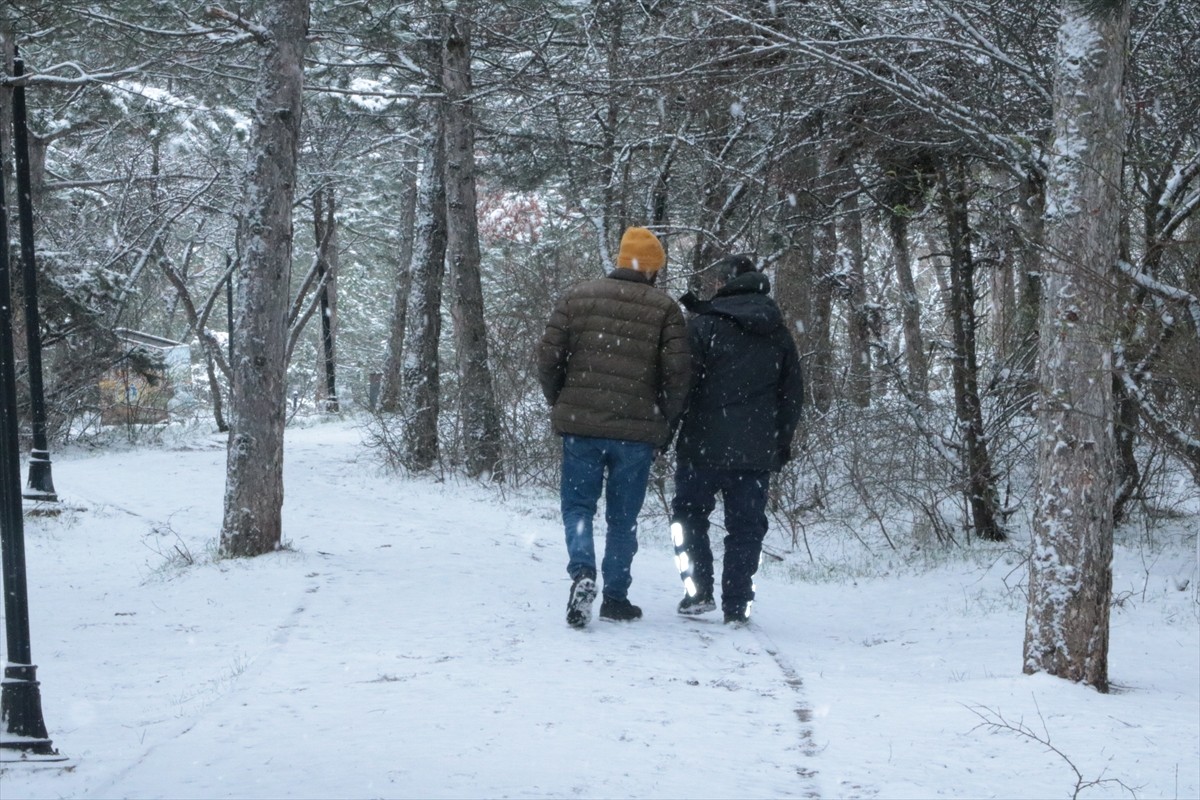 Yozgat'ta soğuk hava ve kar yağışı etkisini gösteriyor. Kentte bir süredir mevsim normallerinde...