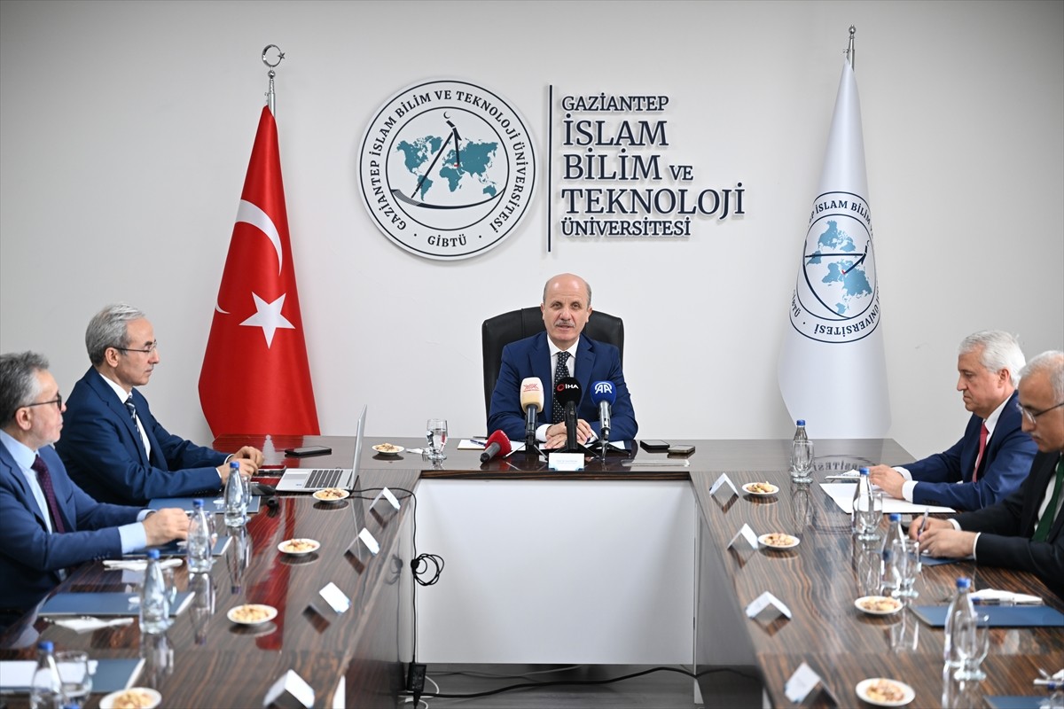 Yükseköğretim Kurulu (YÖK) Başkanı Prof. Dr. Erol Özvar (ortada), Gaziantep İslam Bilim ve...