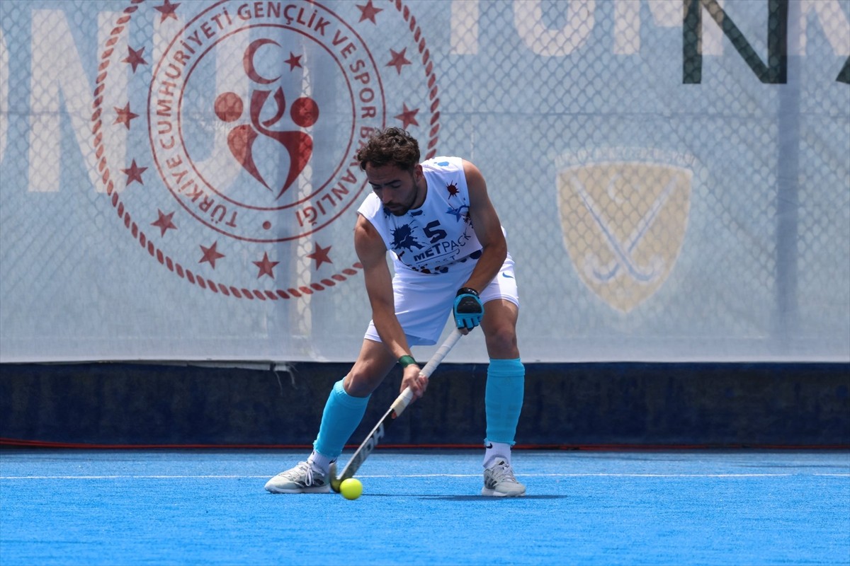 Açık Alan Hokeyi Erkekler Süper Lig play-off yarı finalinde normal süresi 2-2 biten maçta...