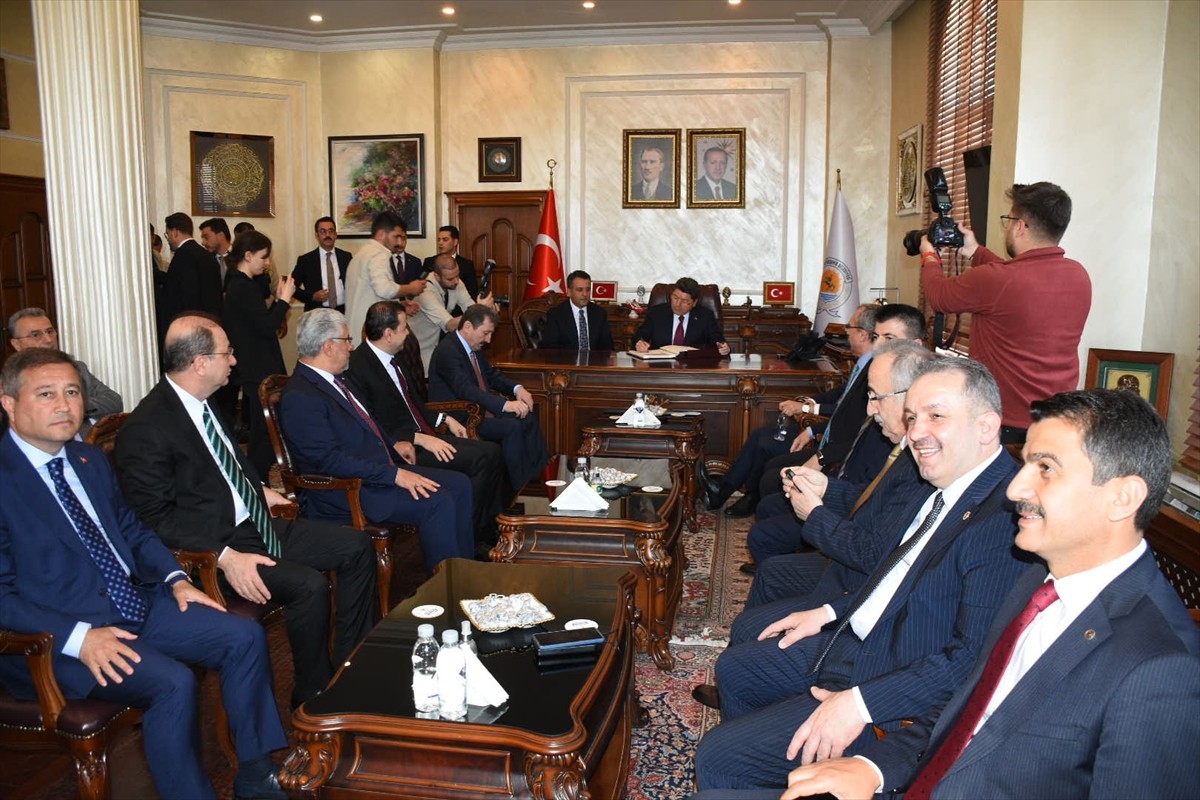 Adalet Bakanı Yılmaz Tunç (sağda), çeşitli programlara katılmak üzere geldiği Samsun'da Büyükşehir...