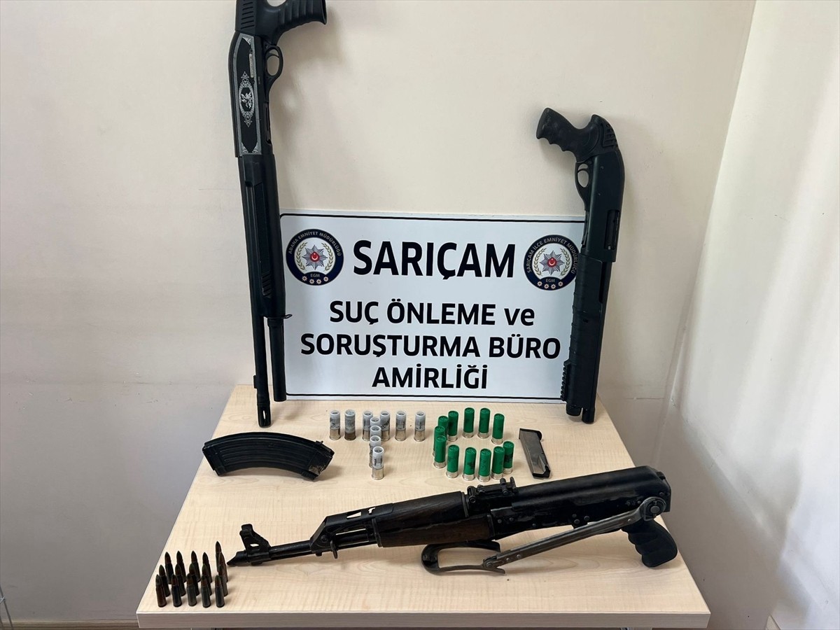 Adana'da bir evde kalaşnikof ve 2 pompalı tüfek ele geçirildi, 1 şüpheli tutuklandı.