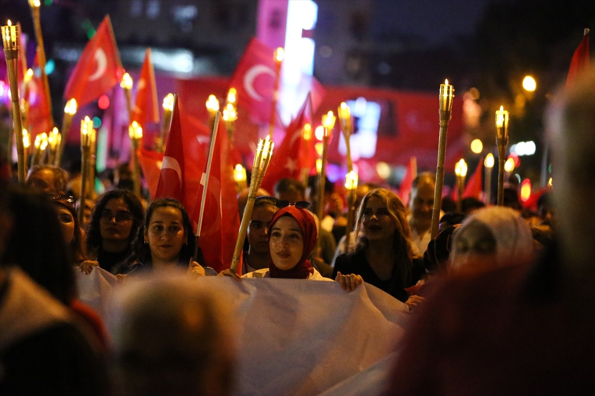 Adana'da Gençlik Haftası kutlamaları kapsamında fener alayı düzenlendi. Gençlik ve Spor İl...