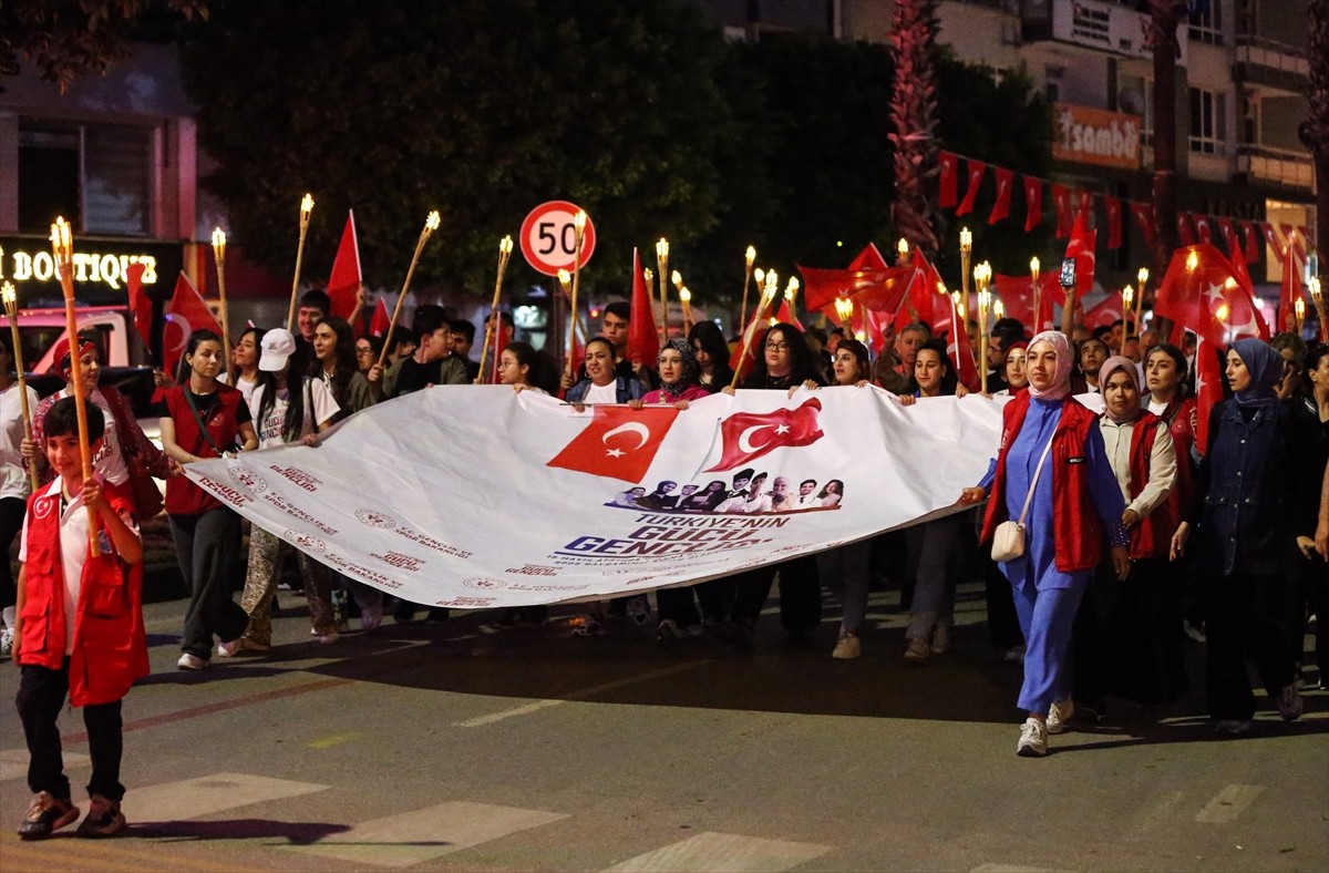 Adana'da Gençlik Haftası kutlamaları kapsamında fener alayı düzenlendi. Gençlik ve Spor İl...