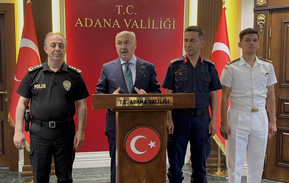 Adana Valisi Yavuz Selim Köşger (sol 2), Valilikte düzenlenen "Asayiş ve Güvenlik Değerlendirme...