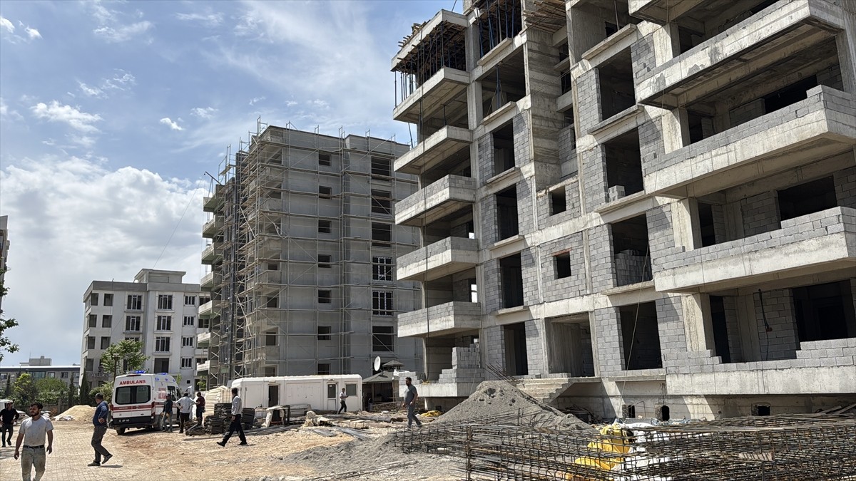 Adıyaman'da bir binanın 6'ıncı katından düşen inşaat işçisi hayatını kaybetti.
