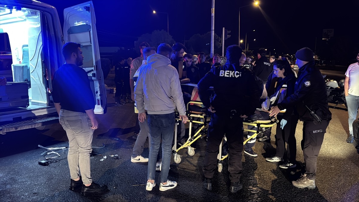 Adıyaman'da iki otomobilin çarpışması sonucu 1'i ağır 3 kişi yaralandı.