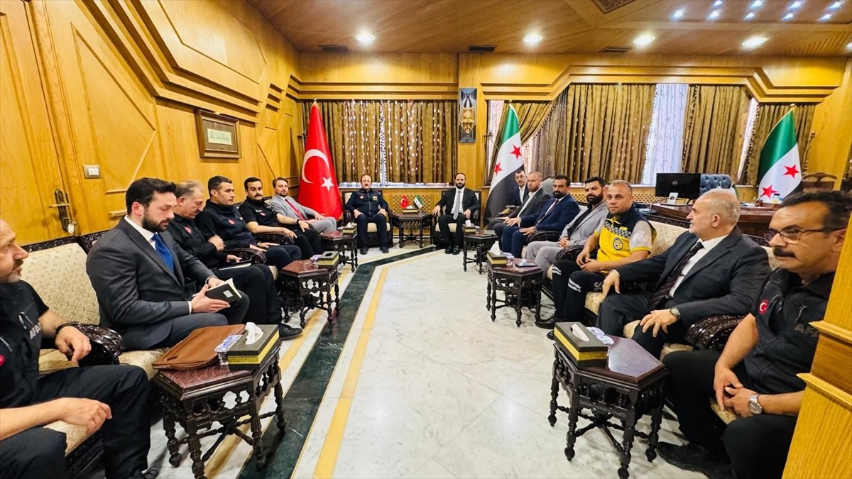 Afet ve Acil Durum Yönetimi (AFAD) Başkanı Ali Hamza Pehlivan, Halep'te Vali Azzam el-Garib'i...