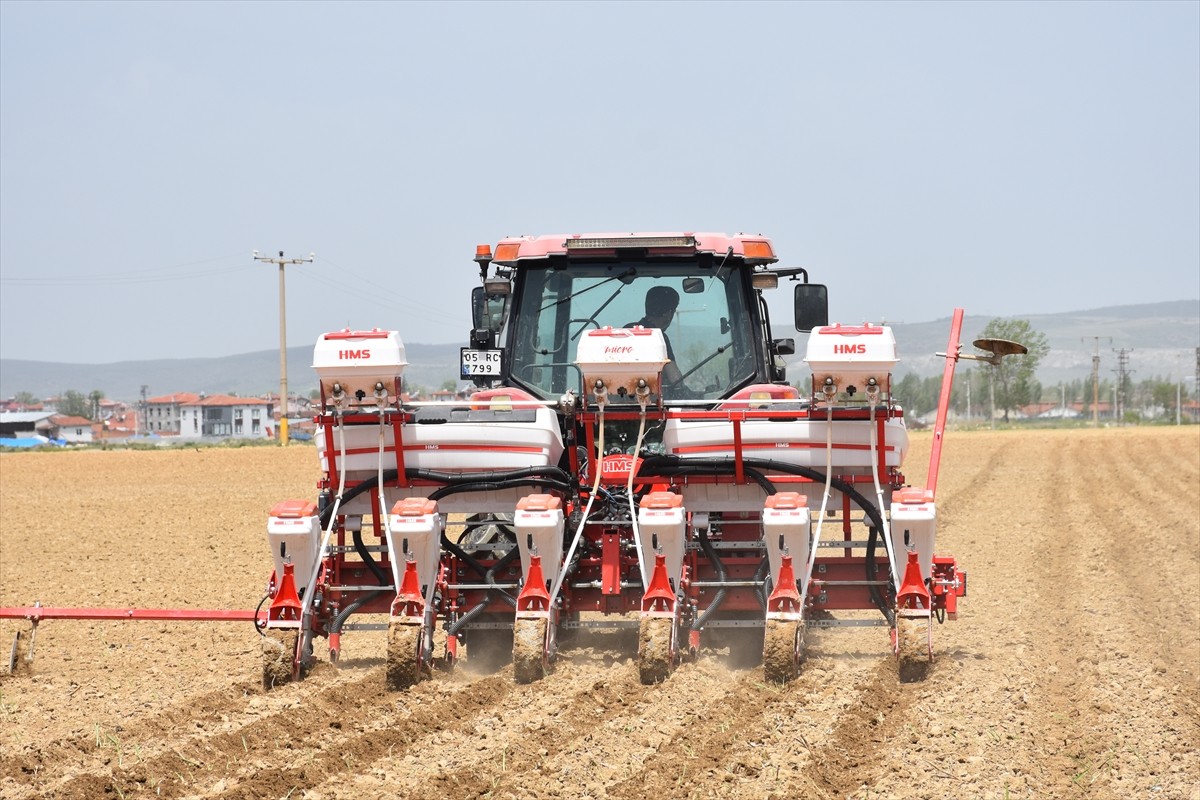 Afyonkarahisar'da 4 kuşaktır çiftçilik yapan Tarım Orman Gençlik Konseyi Üyesi Enes Kelem...