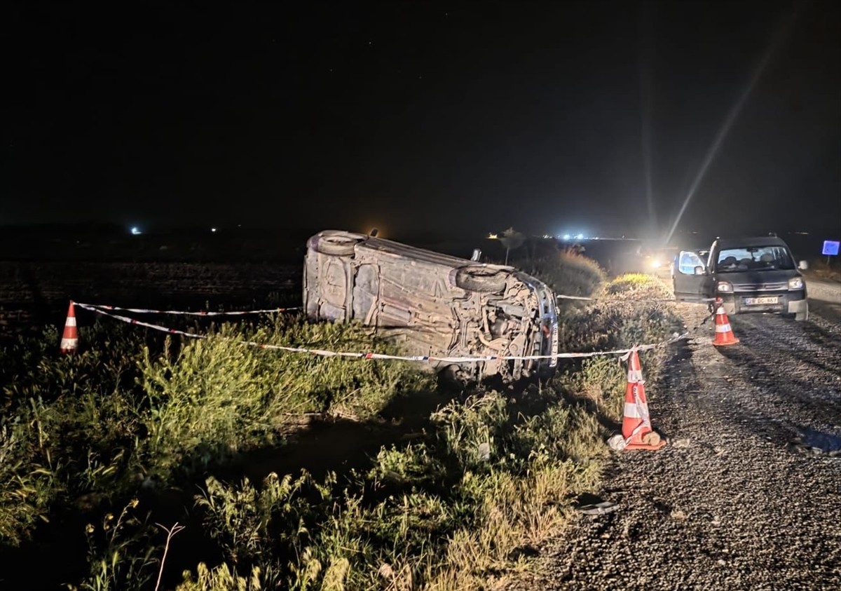 Afyonkarahisar'ın Emirdağ ilçesinde otomobilin devrilmesi sonucu 1 kişi hayatını kaybetti, 2 kişi...