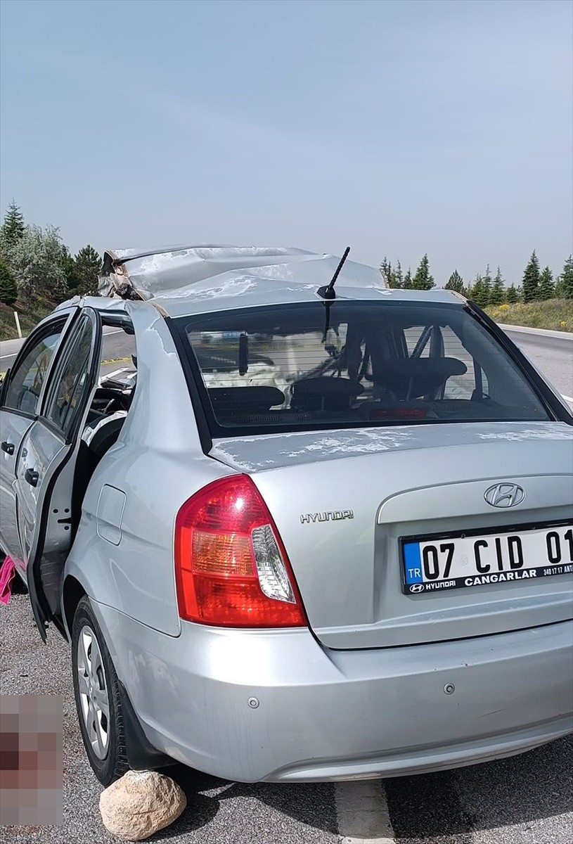 Afyonkarahisar'ın Emirdağ ilçesinde otomobilin tırın dorsesine çarpması sonucu 1 kişi hayatını...