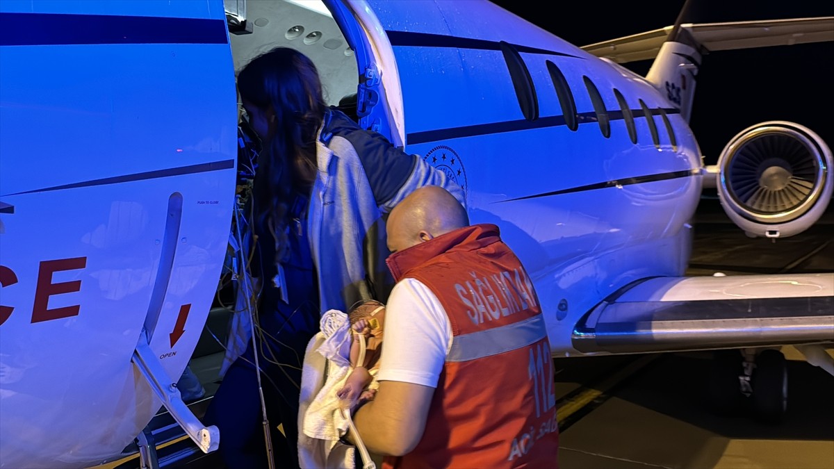Ağrı'da, kalp rahatsızlığı bulunan bebek, ambulans uçakla Ankara'ya nakledildi.
