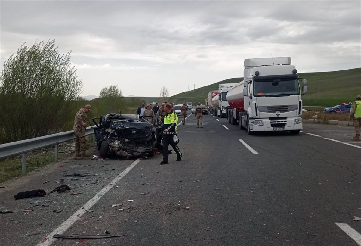 Ağrı'da, otomobilin minibüse çarpması sonucu 2 kişi öldü, 8 kişi yaralandı.