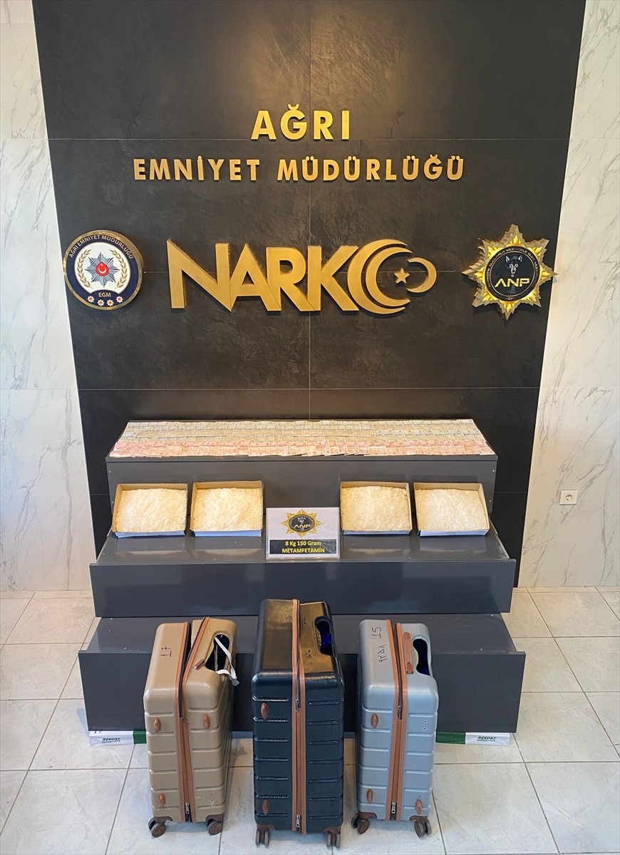 Ağrı'da, yolcu otobüsündeki çantalarında 8 kilo 150 gram uyuşturucu ele geçirilen 3 İran uyruklu...