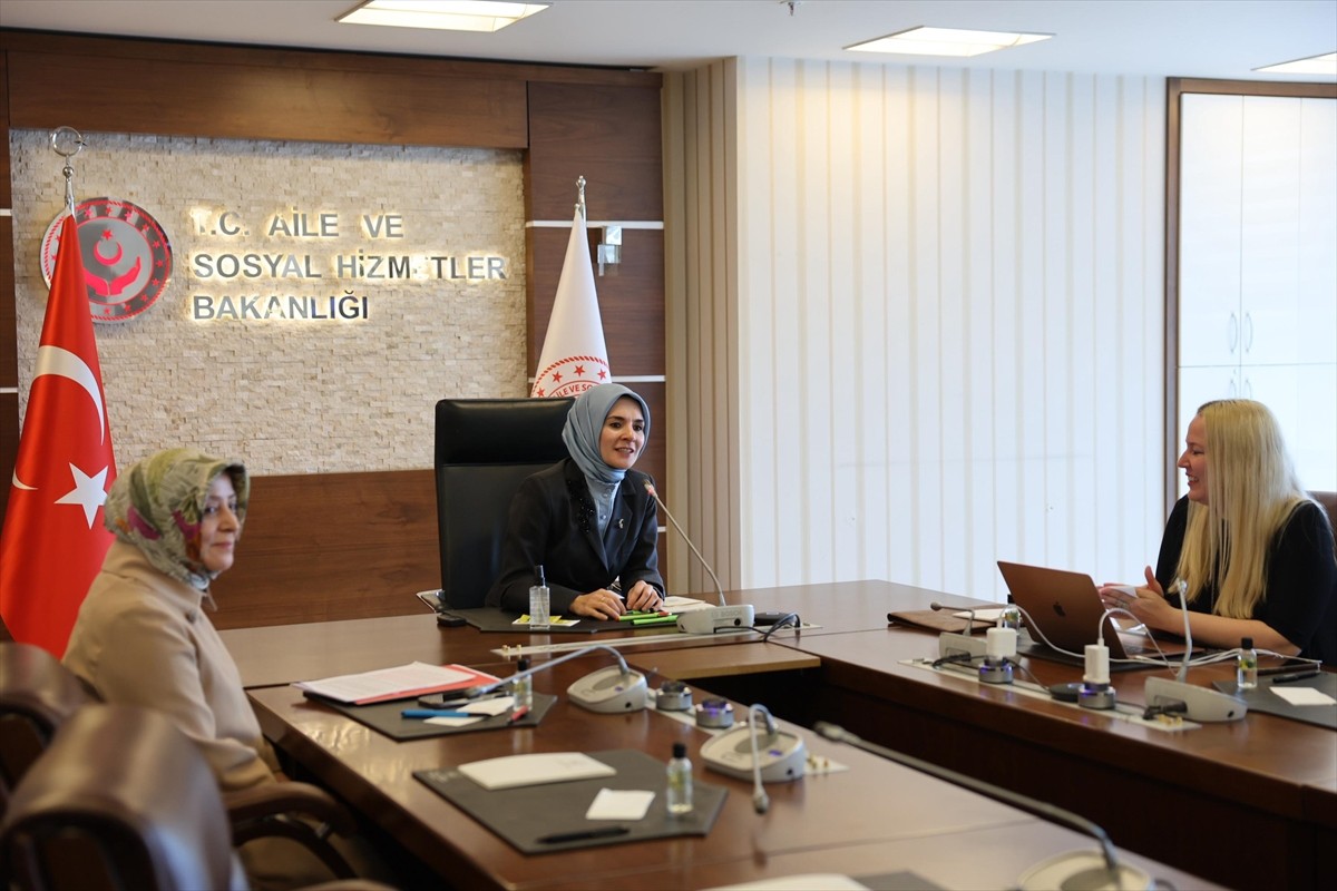 Aile ve Sosyal Hizmetler Bakanı Mahinur Özdemir Göktaş, koruyucu aile sistemine yönelik...