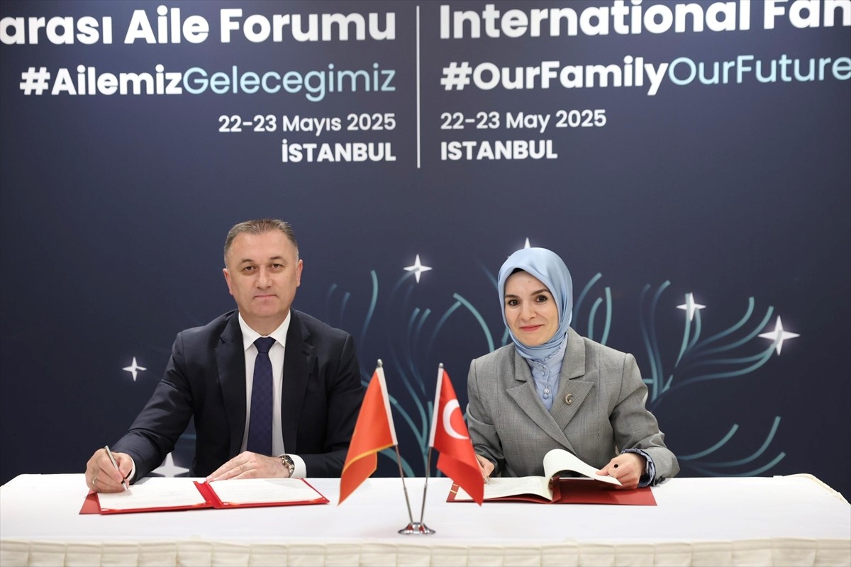 Aile ve Sosyal Hizmetler Bakanı Mahinur Özdemir Göktaş (sağ 5), Uluslararası Aile Forumu...