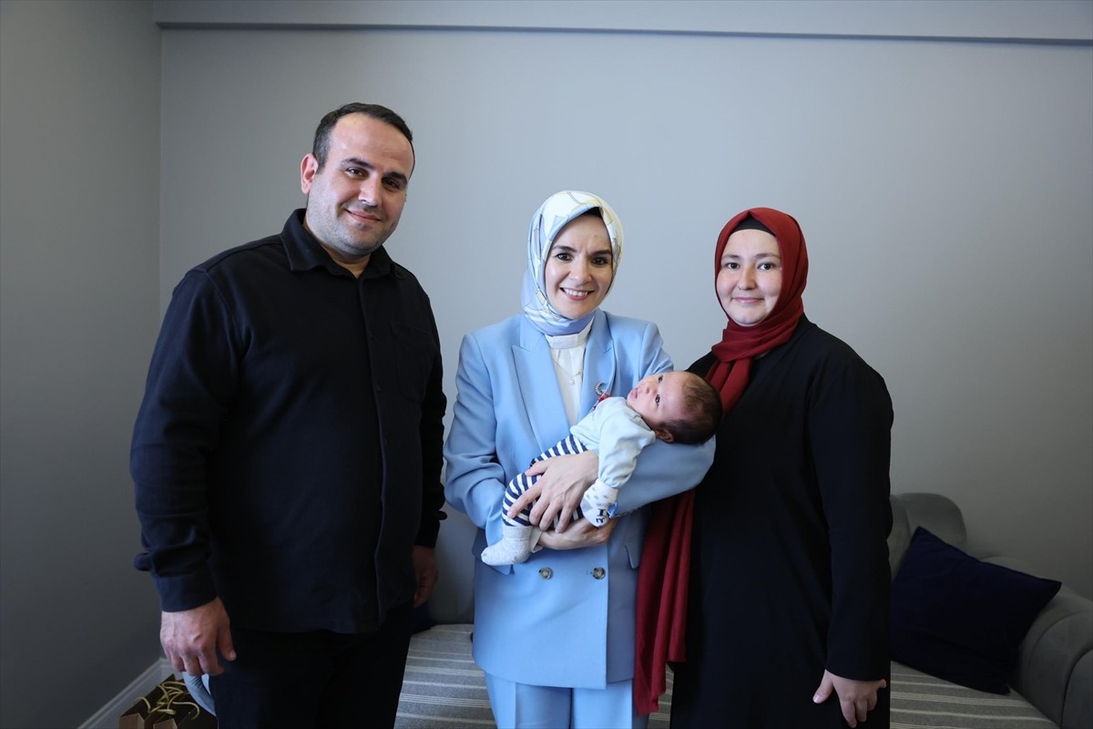 Aile ve Sosyal Hizmetler Bakanı Mahinur Özdemir Göktaş, Samsun'da doğum yardımından faydalanan...