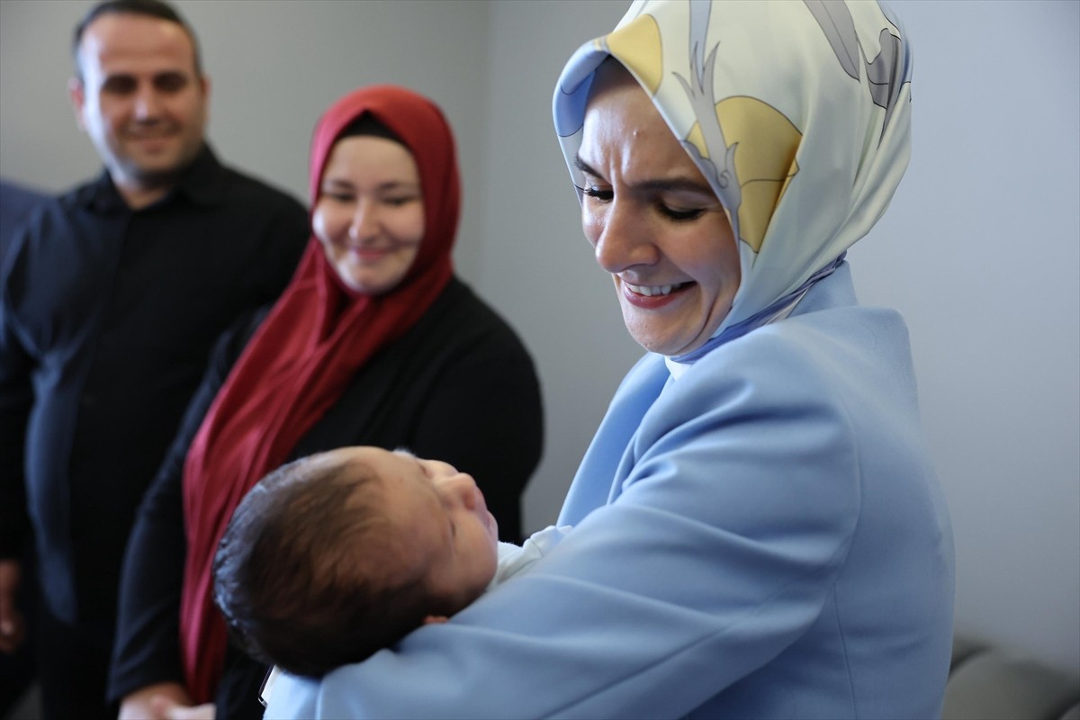 Aile ve Sosyal Hizmetler Bakanı Mahinur Özdemir Göktaş, Samsun'da doğum yardımından faydalanan...