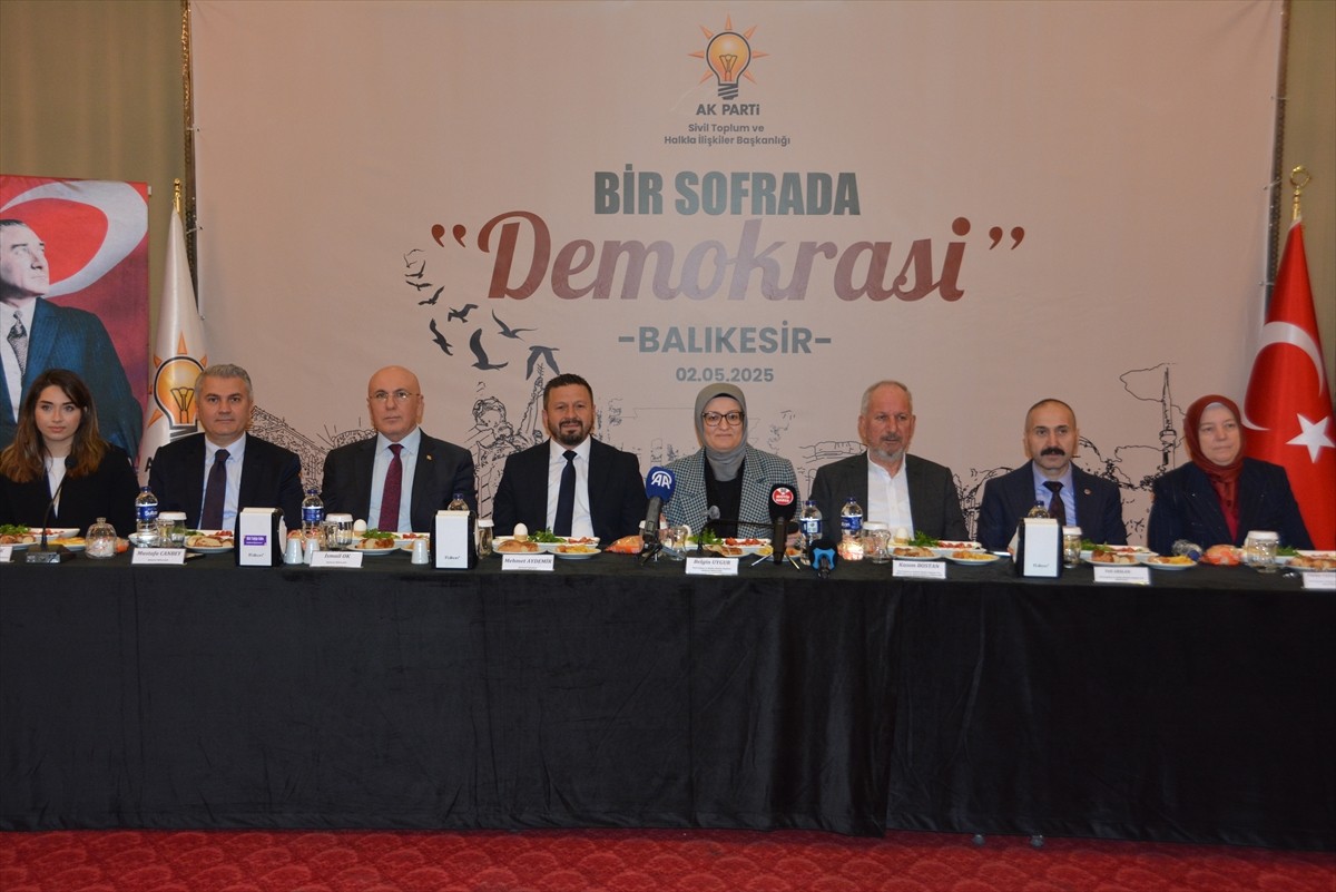 AK Parti Genel Başkan Yardımcısı Belgin Uygur (sağ 4), AK Parti Sivil Toplum ve Halkla İlişkiler...