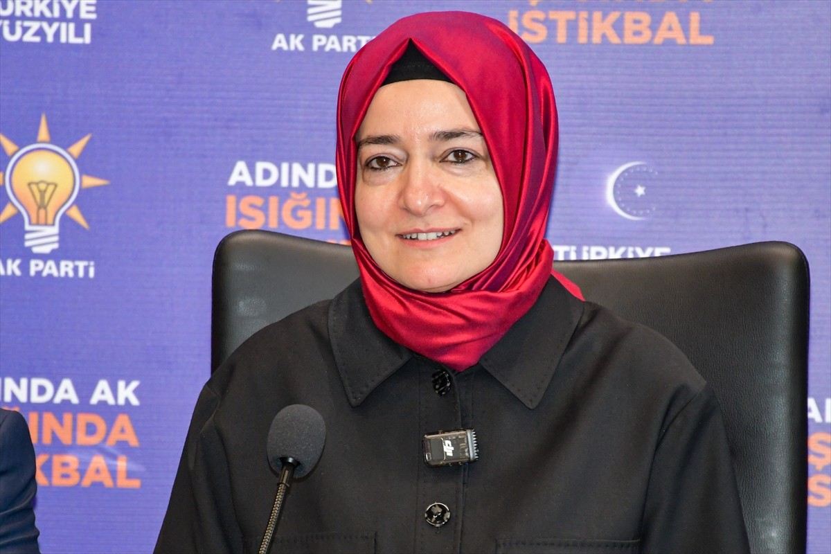 AK Parti Genel Başkan Yardımcısı Fatma Betül Sayan Kaya, partisinin il başkanlığında düzenlenen AK...