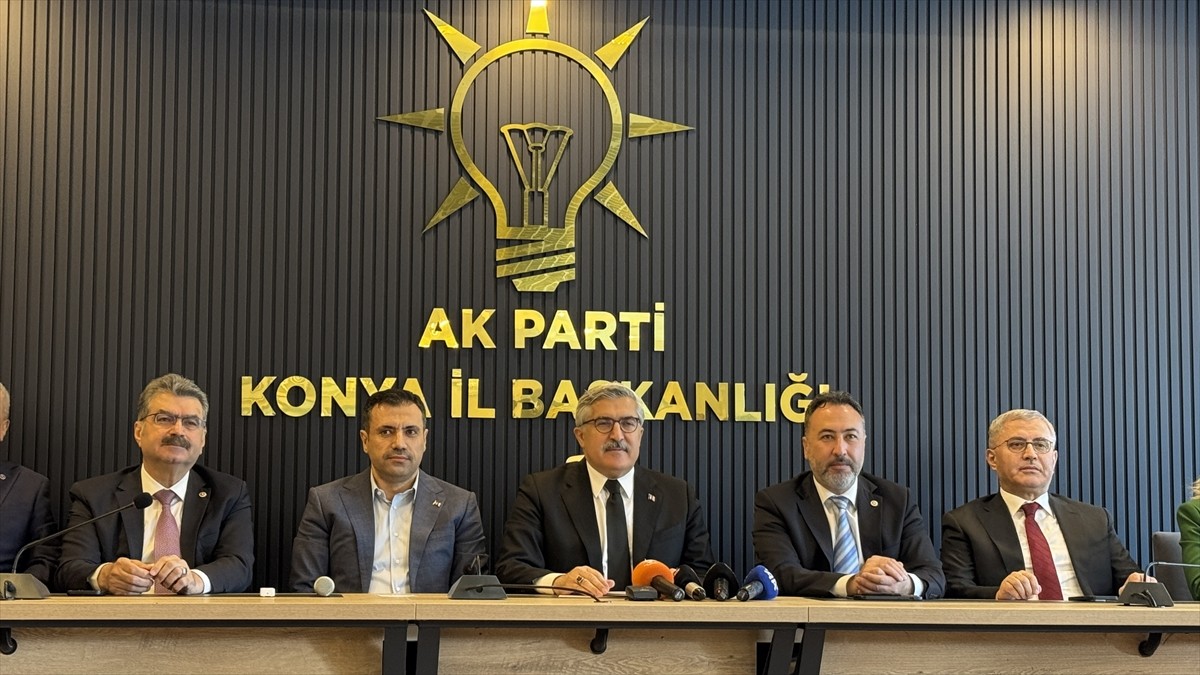 AK Parti Genel Başkan Yardımcısı ve Kültür ve Sanat Politikaları Başkanı Hüseyin Yayman (ortada)...