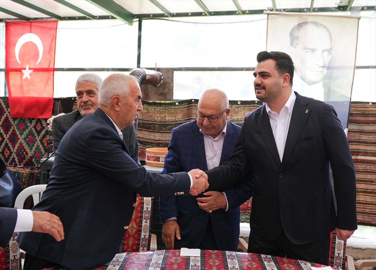 AK Parti Genel Sekreteri Eyüp Kadir İnan (sağ 1), Ege Şanlıurfa Federasyonu tarafından Bornova...