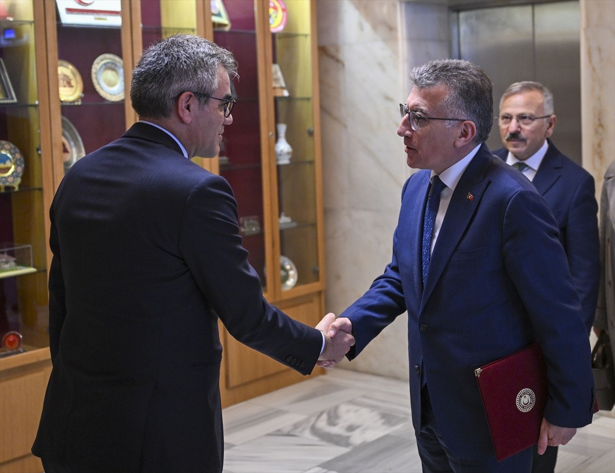 AK Parti, TBMM Başkanı Numan Kurtulmuş'un Meclis Başkanı seçimi için adaylık başvurusunu TBMM...