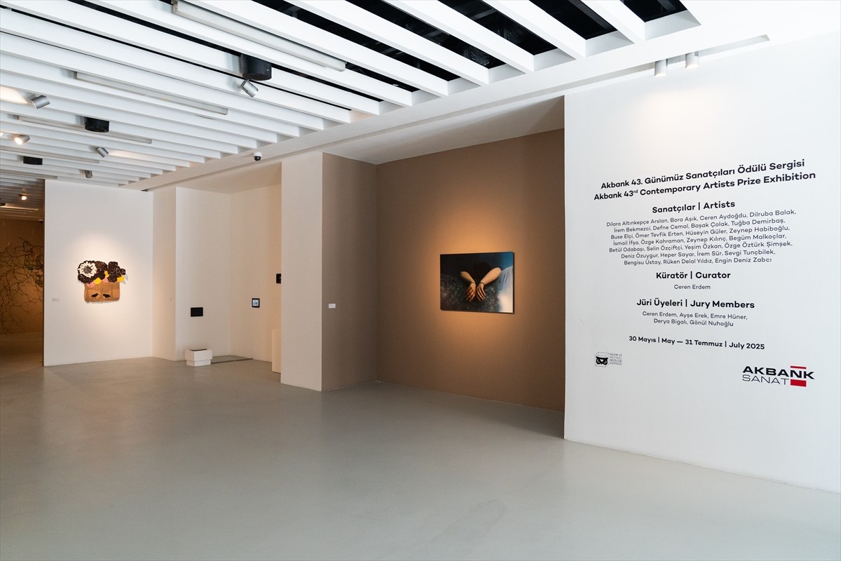 Akbank Sanat'ın genç sanatçıları desteklemek amacıyla 43 yıldır düzenlediği "Akbank Günümüz...