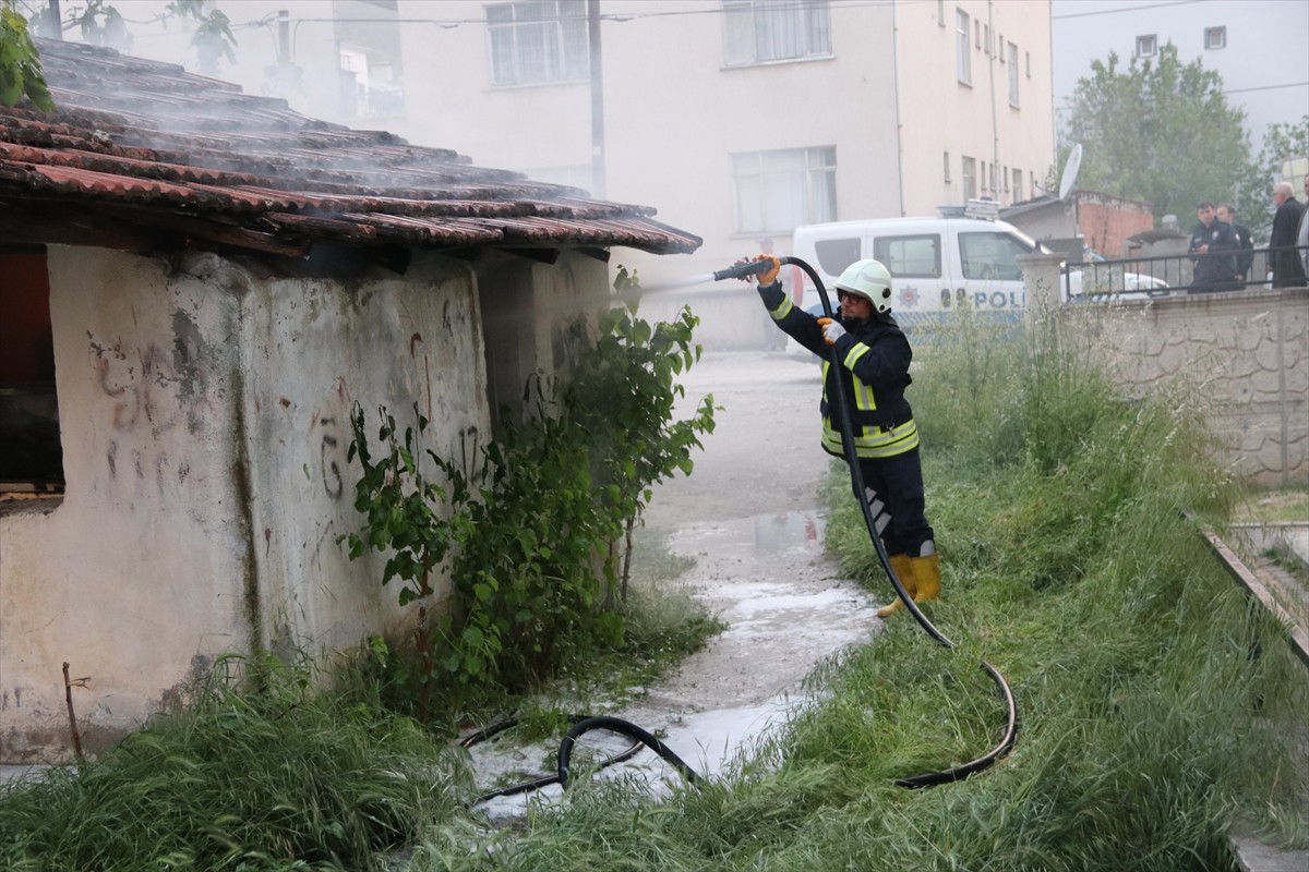 Amasya'nın Taşova ilçesinde yangın çıkan tek katlı ahşap ev kullanılamaz hale geldi. Yangın...