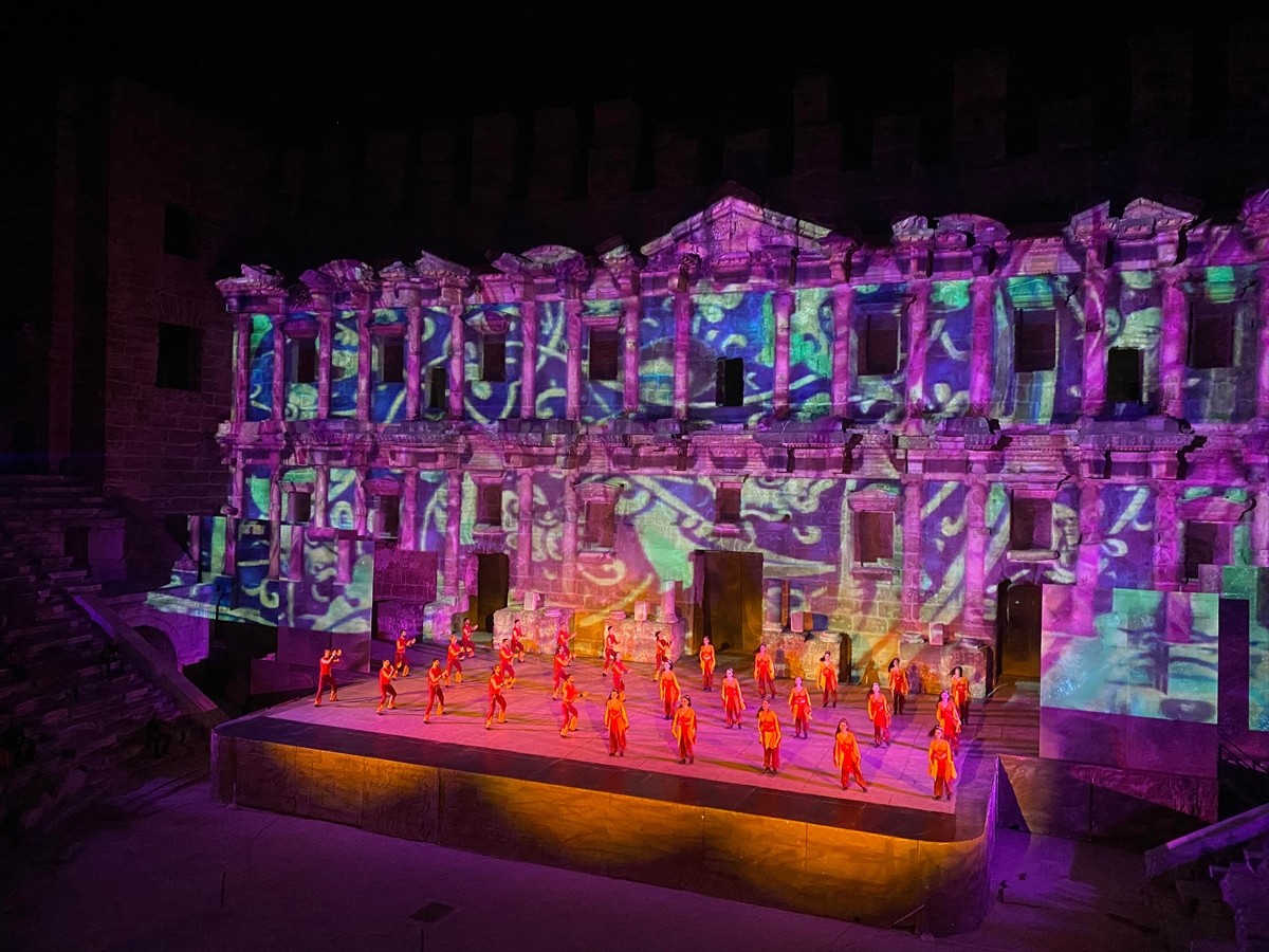 Anadolu Ateşi dans topluluğu, Antalya'da bulunan Aspendos Antik Tiyatrosu'nda sanatseverlerle...