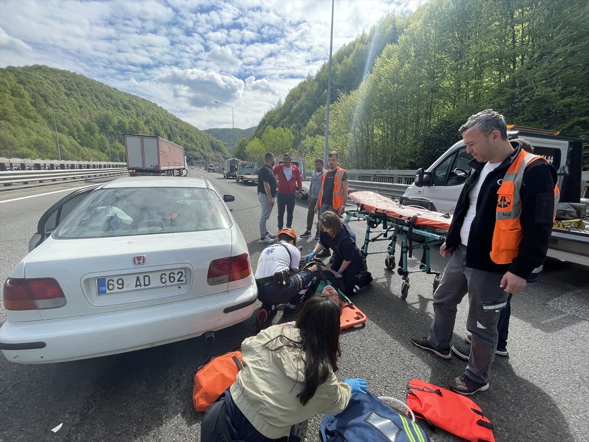 Anadolu Otoyolu'nun Bolu Dağı Tüneli kesiminde, otomobil ile oto kurtarıcısının karıştığı kazada 3...