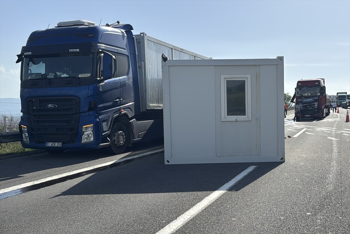 Anadolu Otoyolu'nun Bolu kesiminde, 4 tırın karıştığı kaza nedeniyle uzun araç kuyruğu...